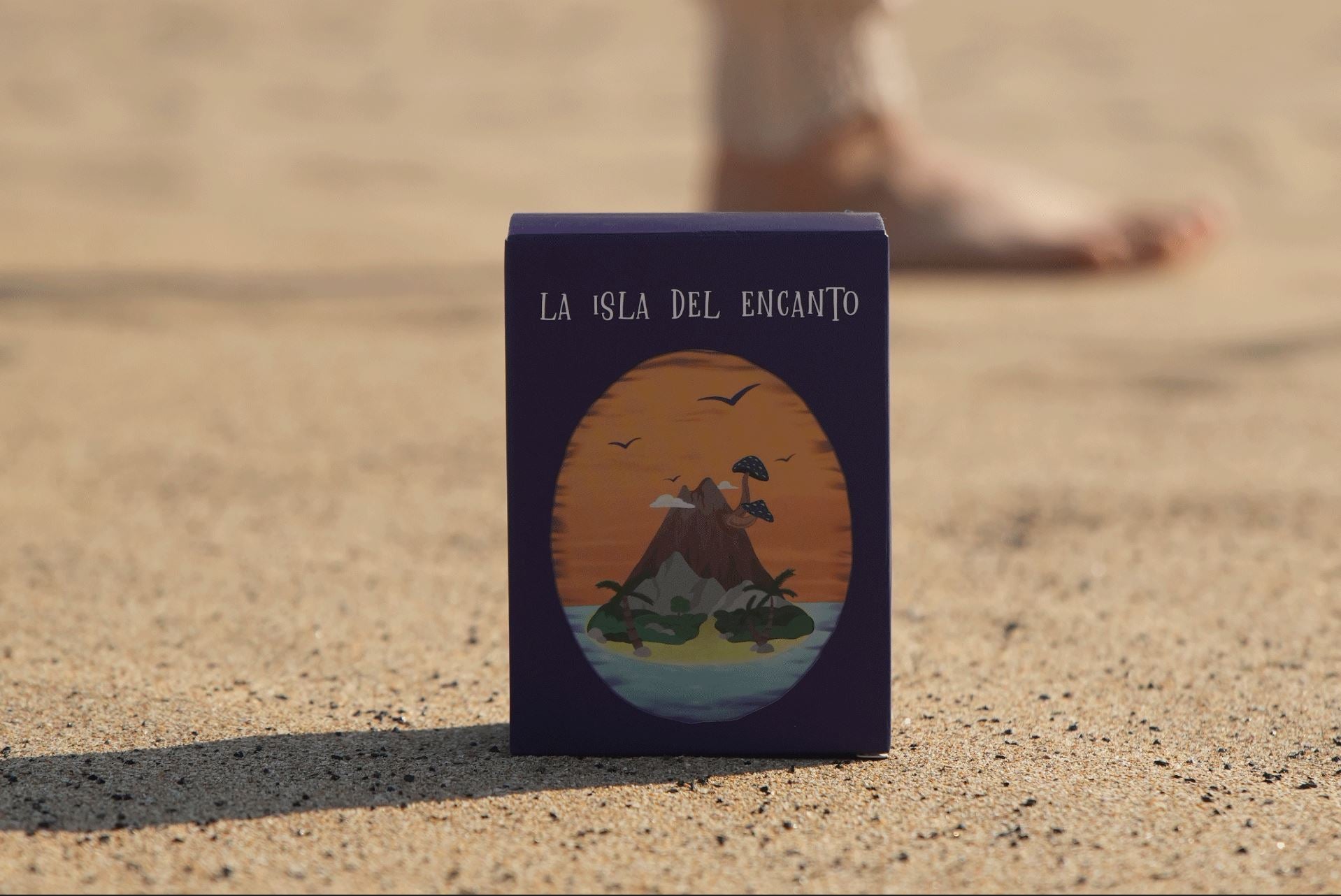 "Isla del Encanto: Playa, Cartas y Preguntas. Amigos disfrutando de un juego de cartas en una playa paradisíaca."